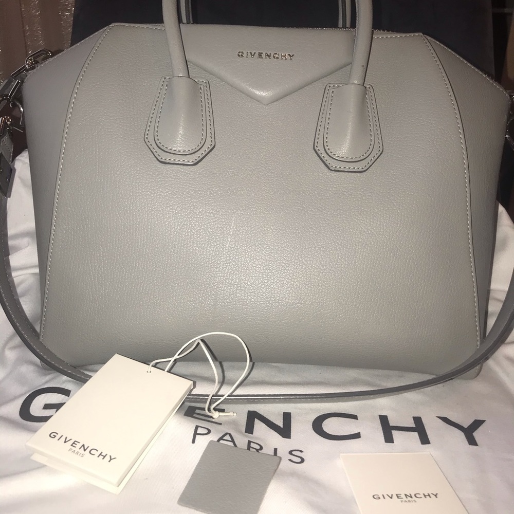 🛑pending on x post 🛑Medium Givenchy Antigona